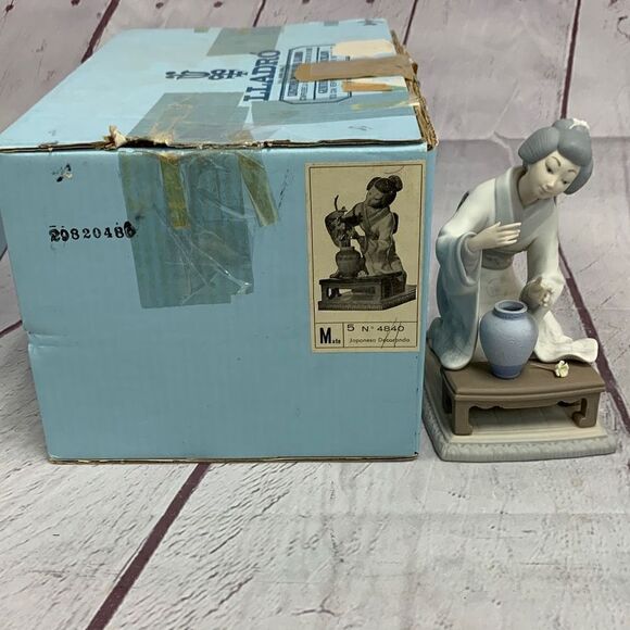 VTG Lladro Geisha Girl Arranging Flowers #4840 Matte Porcelain Figurine 7.75 - Picture 10 of 13